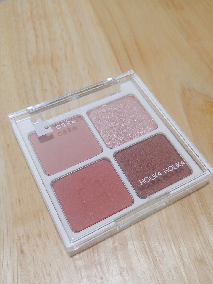 홀리카홀리카의 피스매칭섀도우 4구 팔레트는 꽤 큰 용량의 섀도우 4개가 함께 있어요! 팔레트 크기는 손가락을 제외한 손바닥 면적정도 입니다!