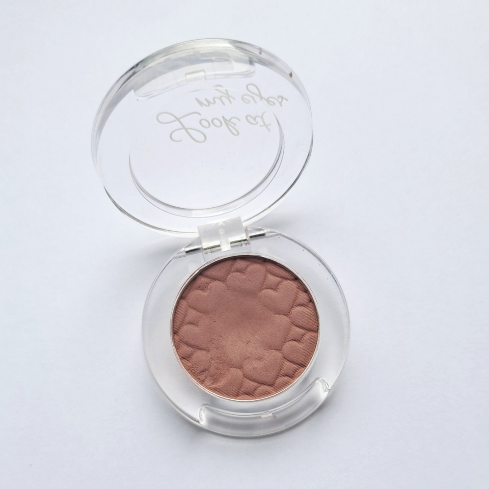 
역시 익숙한 하트문양이지요? 

웜한듯 쿨한 말린장미색이에요. 부담스럽지 않아 데일리로 쓰기 좋아욤👍

가루날림은 좀 있어요. 거슬릴 정도는 아니에요.

가루날림 보여드리려고 움짤 만들어놨는데 용량이 넘 커서 안올라가네요ㅠ 압축하기엔 화질이 😂 😭 


