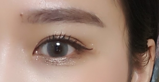  얇게 꼬리를 빼주는걸 좋아해서 저에게 딱 적합했어여 
한번에 슥~~그려지는 진짜 타이틀데로 스무스 아이라이너!!
붓펜쓰는거 어려워하시는분들 꽤있는데 쉽게 사용할수 있어요!! 
