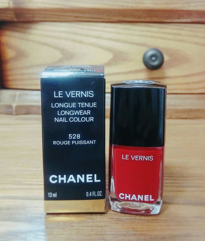 상자에서 꺼내보면 요렇게 생겼어요:)
흔히 알고 계시는 그 샤넬 르 베르니 디자인입니당ㅋㅋㅋ