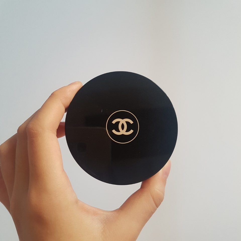 외관은 너무 예뻐요ㅠ
뭐 말해뭐하겠어용..!

#무게 는 살짝 있는 편이고
#부피 도 요즘 나오는 쿠션들에 비하면 큰 편이에요!

플라스틱인데, 좀 무거운 플라스틱 느낌!!