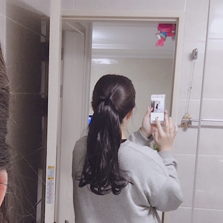 살짝 높게 묶었을때는 가발이 퍼진다(?) 뒷모습이 살짝
부자연스럽😅