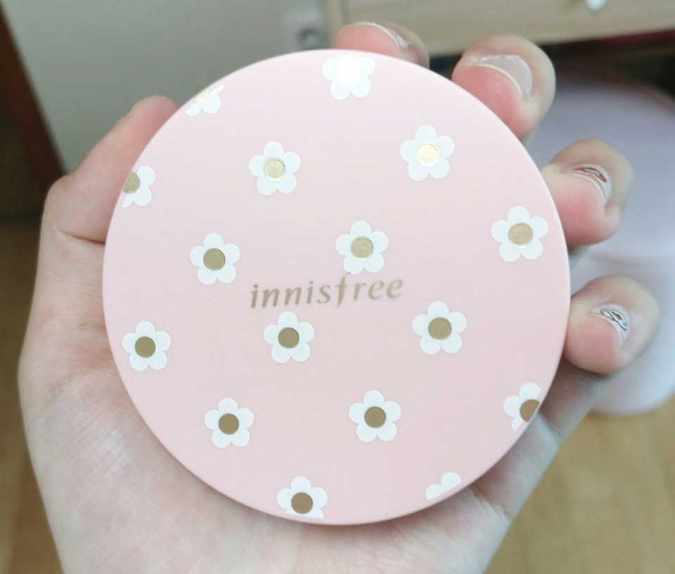 리필과 본품을 합체 !!

분홍케이스에 꽃무늬 그리고 저 금박이 반짝거려서 이뻐요 ^^  

봄. 여름에 무난하게 들고 다니기 편할듯😀😀