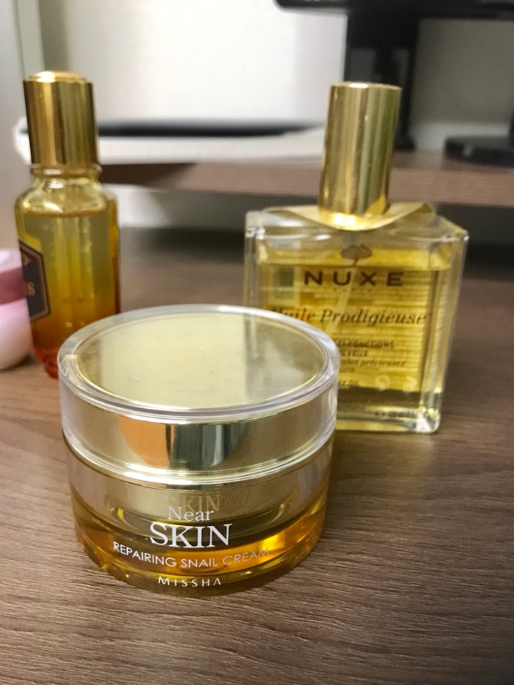 3. 미샤 니어스킨 리페어링 스네일 크림 & 눅스 읠 프로쥬디스 멀티 드라이 오일
리페어링 스네일 크림은 젤 타입의 끈적이지 않는 수분크림이고, 바르고 난 후에 피부회복이 좀 되는 것 같아서 가을에 샀던 제품이예요! 