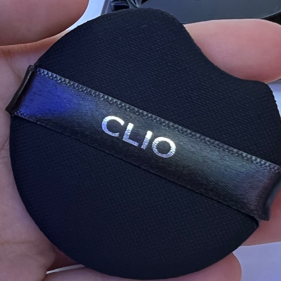 코 옆에 같은 부분들 쉽게 하게끔  퍼프가 파여있어요 
이런 섬세함 나쁘지않아요 
저런식으로 해놨다는 거 저는 되게 마음에 들었어요 
처음에 저런 퍼프로  커버 하려면 조금 어색하겠지만
사용하면 할수록 차차 익숙해지겠죵