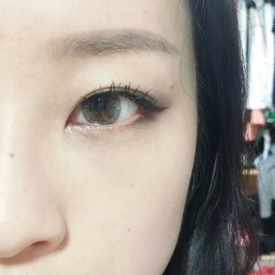 뷰러로 속눈썹을 컬링하고 마스카라 발라줬어요