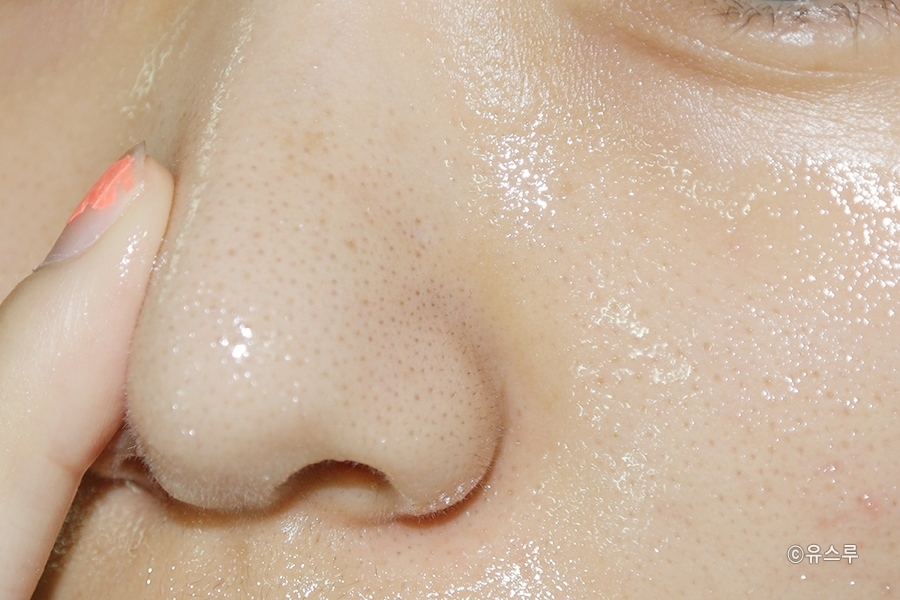 이걸 제가 호호바씨 오일이 들어있어서 호호바오일이 워낙 피지케어에 유명하다보니
블랙헤드를 없애주는 데에 좋아서 유튜브에서 블랙헤드 녹이는 오일으로 소개해드렸었는데요
영상은 클로즈업해도 자꾸만 촛점이 나가서 잘 안보였다보니까 사진으로 자세히 보여드려요!