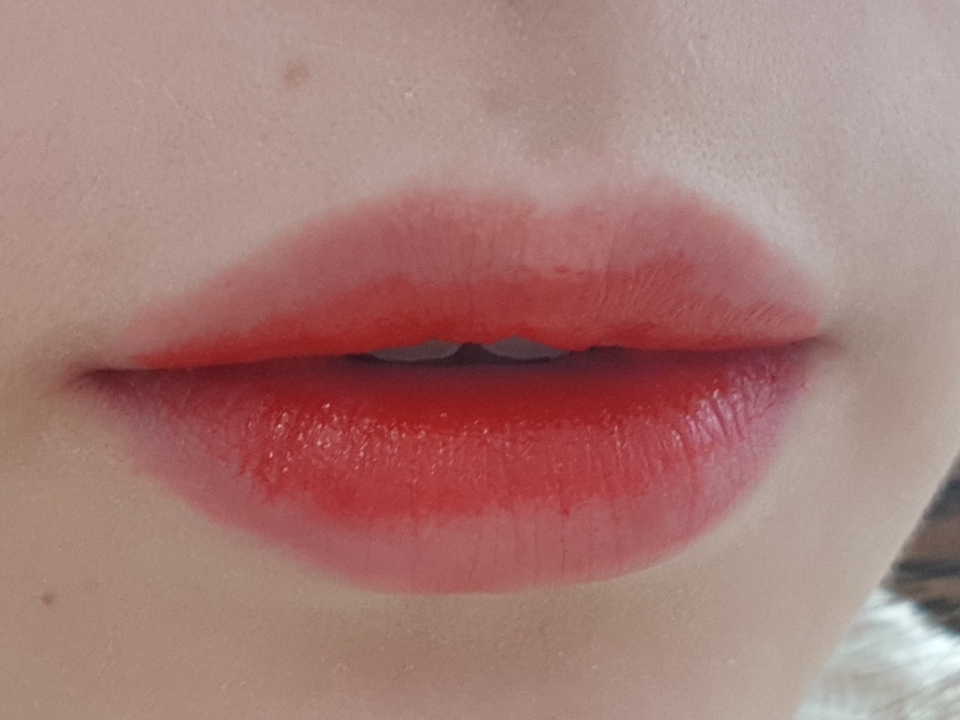 좀 더 진한 그라데이션을 주기 위해 한번 더 입술안쪽에 #레드립틴트 를 찍어준 뒤..