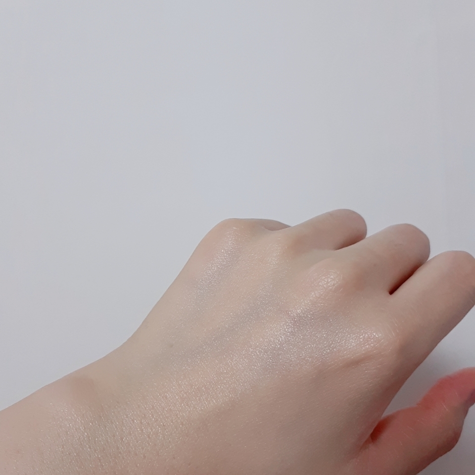 흡수는 무난하게 잘 되는 편이었어요
핸드크림 사실 때 함 참고해보시면 좋을듯해용