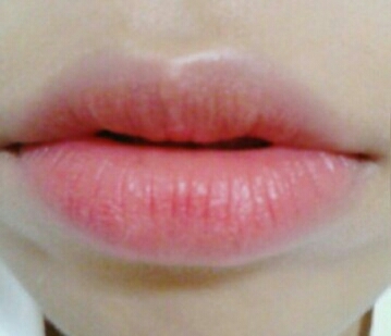 입술은 립밤 바르고 아리따움 컬러레스팅 틴트 누드코트, 그 위에 마몽드 벨벳레드 발랐어용
