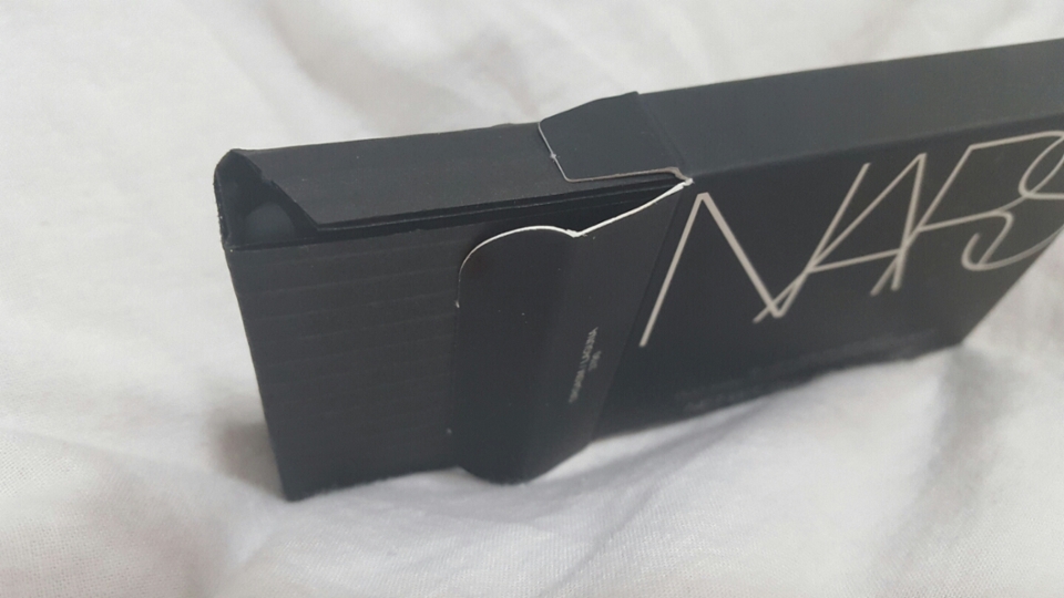 늘 망에 드는 나스의 포장이예요

이렇게 이중 포장되어있어서 무척 안심이 돼요 항상

수많은 저렴하고 비싼 브랜드 중에 이렇게 포장해는 브랜드는 정말 얼마 없어서 그런면에서 나스를 아주 애정합니다.