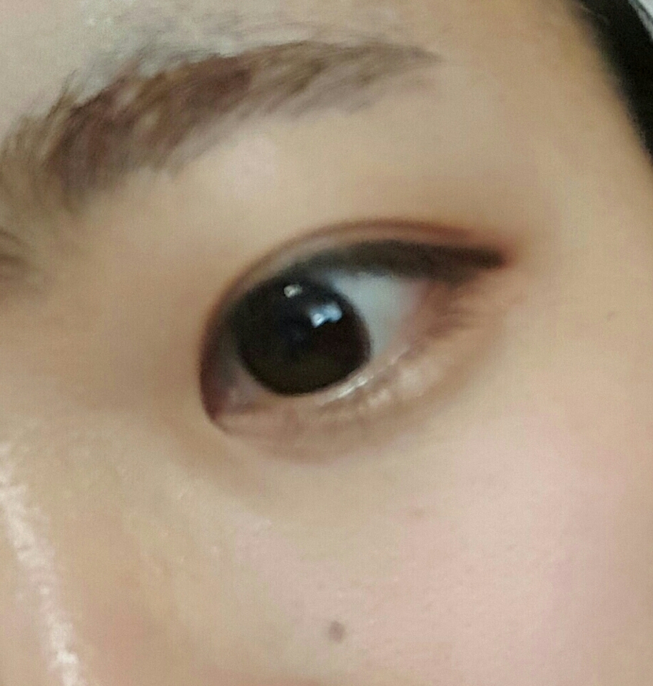  스틱아이즈 피치 컬러로 언더 중앙에 발라주고 눈을 게슴츠레 떴을때 보이는 애굣살 부분에 타크브라운 색으로 애굣살 음영을 주세요