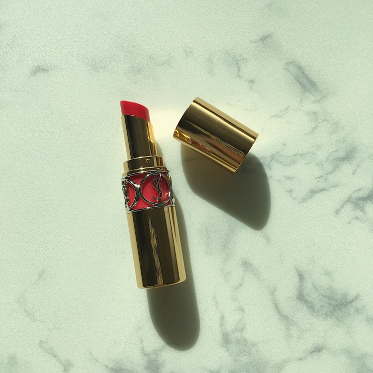 너무나 고급스런 금장케이스에, 

입생로랑 로고가 각인댄 투명한 부분으로는 색도 확인이 가능해요!!



저는 개인적으로 요 제품이 입생로랑 제품 중 가장 고급스러운 디자인이라고 생각해요🥰