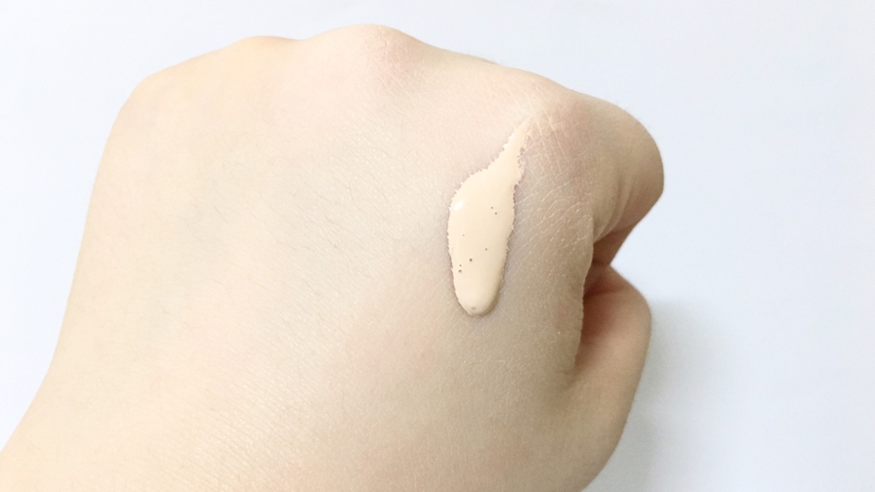 한 번 펌핑해 손등에 덜어봤는데요, 흐를 정도로 가벼운 리퀴드 타입이에요!
사용 전 용기를 상하로 가볍게 흔들어주시면 된답니다( ´ ▽ ` )
