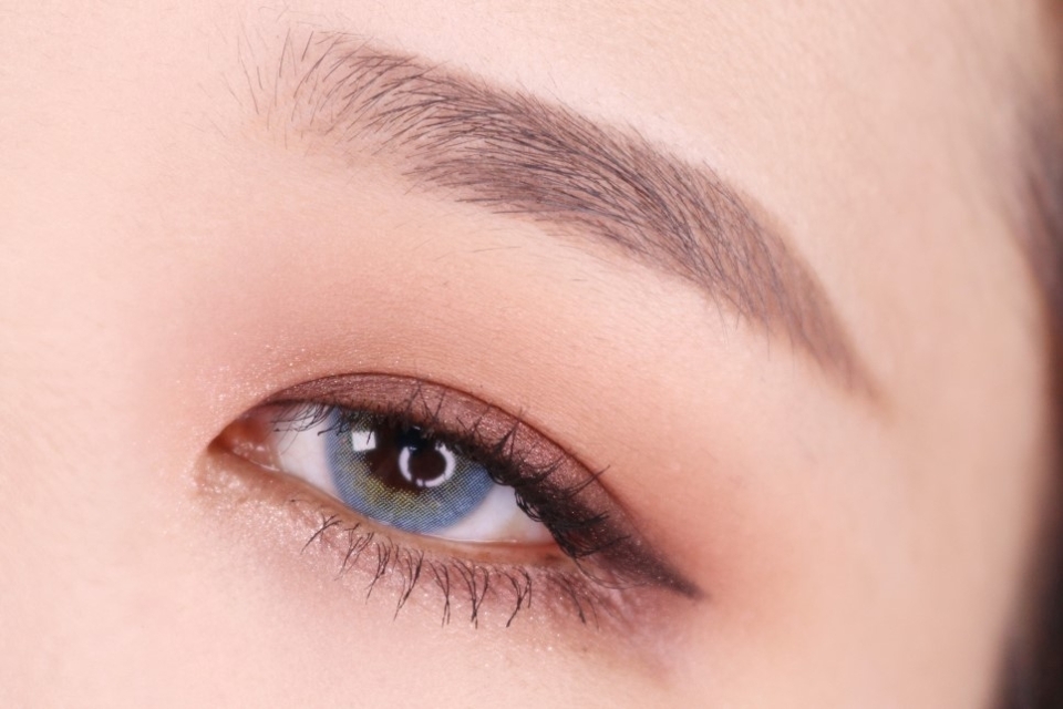 개인적으로 렌즈와의 조합은 그레이컬러 렌즈랑 좀더 잘받는것 같기는 합니다 ㅎㅎ아쉽!
재밋게 보셨길 바라고, 렌즈포함 사용제품 정보들은 이미지속에 전부 들어있어요
브로우는 네이처리퍼블릭 극세사브로우펜슬 소프트브라운이랑 삐아 율무같이 사용했어요!