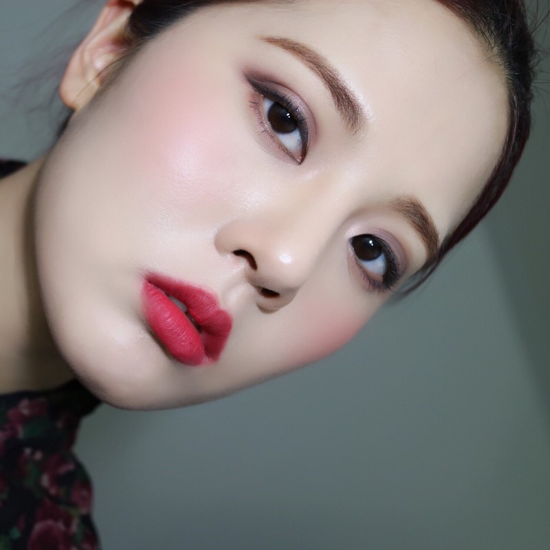 일몰 전 태양의 은은함을 담았다는데.. 설명도 독특

발림성은 쏘쏘!

요새 립들 다 이정돈 잘 나오니!!

손목 발색이 좀더 실제 색상에 가까움

고급지고 분위기있는 색상

가을에 바르면 예쁠거 같아요


https://www.youtube.com/channel/UC5tJEgOkhZQ6-yErKoGnulg

초보지만 유튜브 채널도 운영하고 있으니 놀러오세요!!

