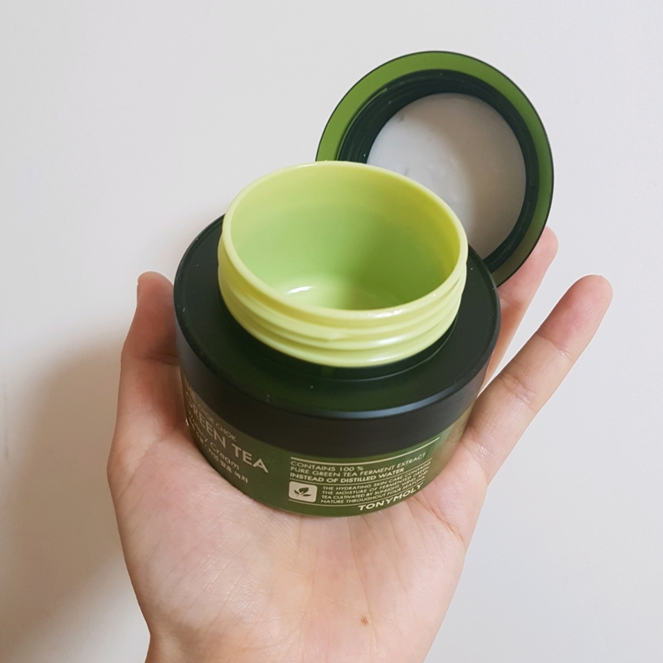  [아쉬웠던 점] 
✅흡수가 잘 되는 편은 아님 흡수가 빠르지 않아서 듬뿍 바르면 조금 밀린다는 느낌이 들더라구요. 
충분히 흡수시키지 않고 화장을 하면 밀릴 것 같았어요. 
그렇지만 충분히 롤링해주면서 마사지 해주고 토닥토닥해주니 마무리감은 깔끔했어요. 

✅향이 좋지는 않음
 다른 크림 제품에 비교했을때, 이 제품의 향이 객관적으로 좋다고 할 수는 없을 것 같아요.
다소 인위적인 레몬향?으로, 향이 좋지는 않았어요.