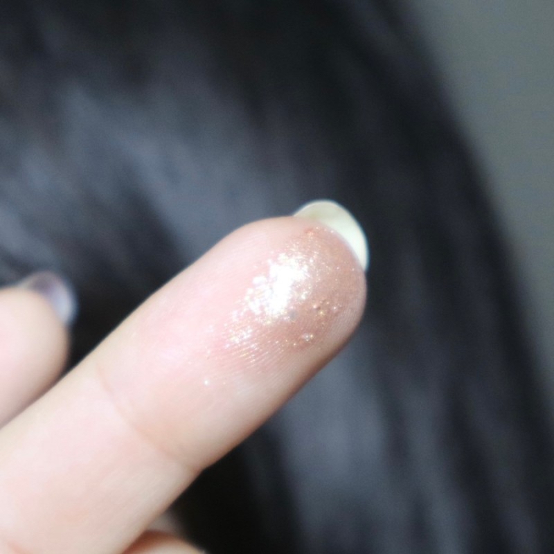 펄 안티도 빠지게 만드는

바세린광st 반들반들한 광택

​

펄 알갱이가 크게 보이는게 아니라

춈춈하게 올라오는 펄이고

페이스 컬러감이 피부톤이랑 비슷해서

동동 뜨는 느낌이 없어요!