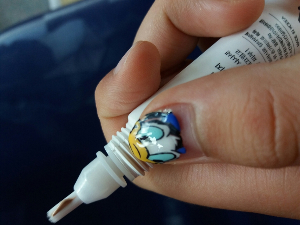 ㅎㅎ 붓이 이렇게 생겼어요...
왜 하얗져???  컨실러가 나와야하는데;;;ㅠ불량인가요..???









