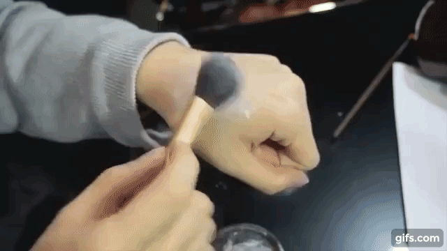 3. 투명파우더를 브러쉬에 잘 스미게 한 후, 눈썹과 눈썹주변을 살살 쓸어줍니다. 
마찬가지로 스크류 브러쉬로 가볍게 쓸어내어 잔량의 파우더를 털어주세요.
이렇게 2차적으로 유분기를 한번 더 잡았습니다!