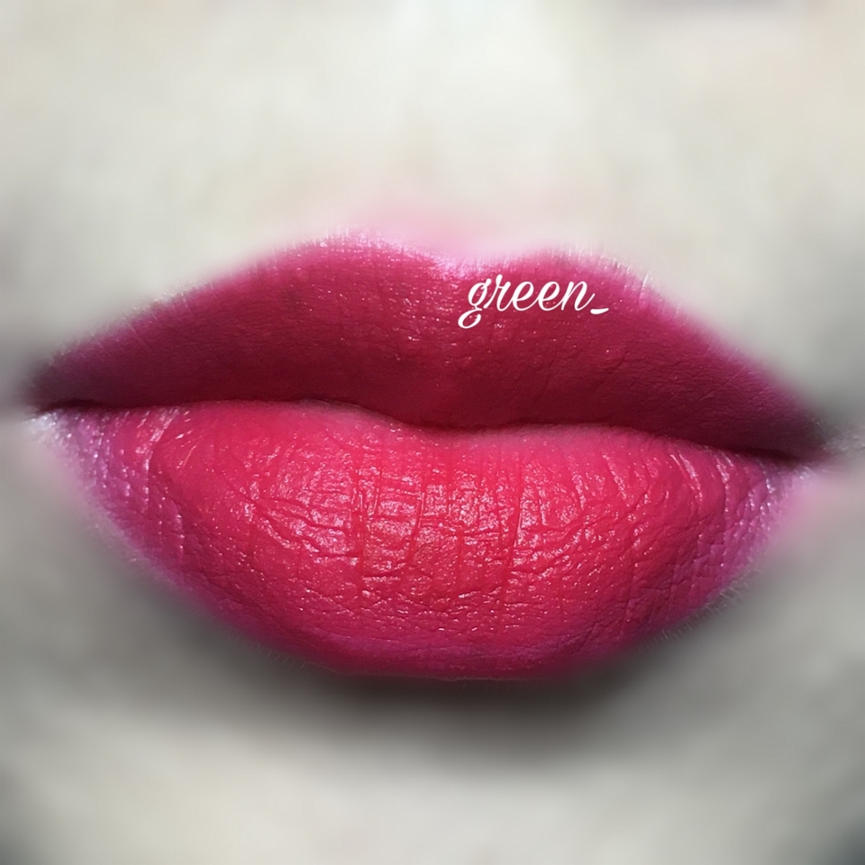 피부 톤에 따라서는 이 컬러를 발랐을때 얼굴 톤이 더 하얗고 화사해보일 수도 있었던 색이에요. 개인적으로 이 색은 연하게 바르면 청초하게 물듯인 느낌 표현이 가능했고, 풀립으로 바르면 완전 립 메이크업에 힘줬다! 이런 느낌 주는게 가능해서 18호 보단 좀 색 표현하는 재미가 있던 립 컬러였어요...ㅎㅎㅎ