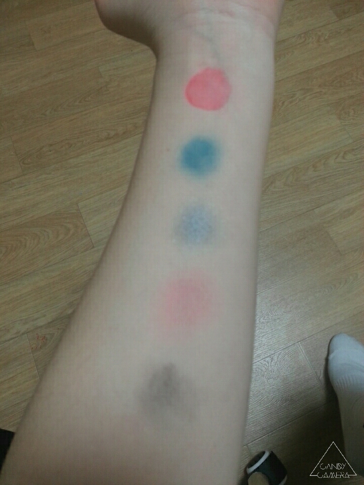 위에서부터 붉은기 여드름, 다크서클, 다크서클,홍조,점  이 순으로 커버력을 테스트 해보았어요