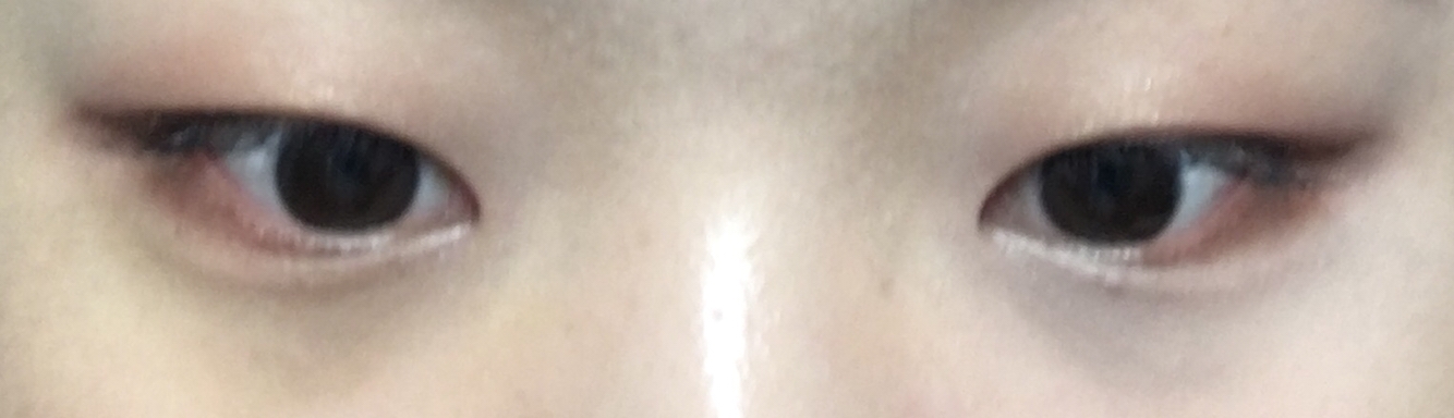 왼쪽이 안바른곳 오른쪽이 바른곳입니다!
확연히 차이가 나죠? 촉촉해서 뜨지도 않고
딱이에요 정말 좋아요 💕💕👍