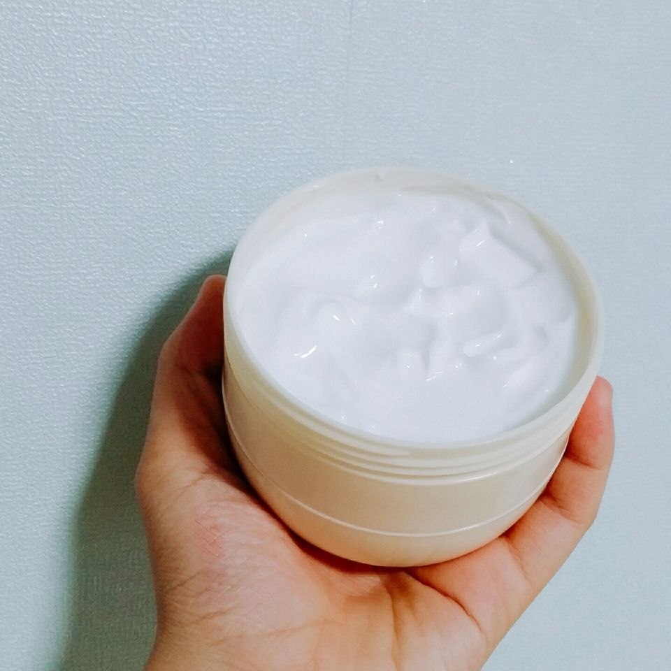 못믿으시겠지만 1년쓴게 저정도... 특급 대용량이죠?
크림 유효기간이 1년이라고 하는데 아까워서 어째요ㅠㅡㅜ