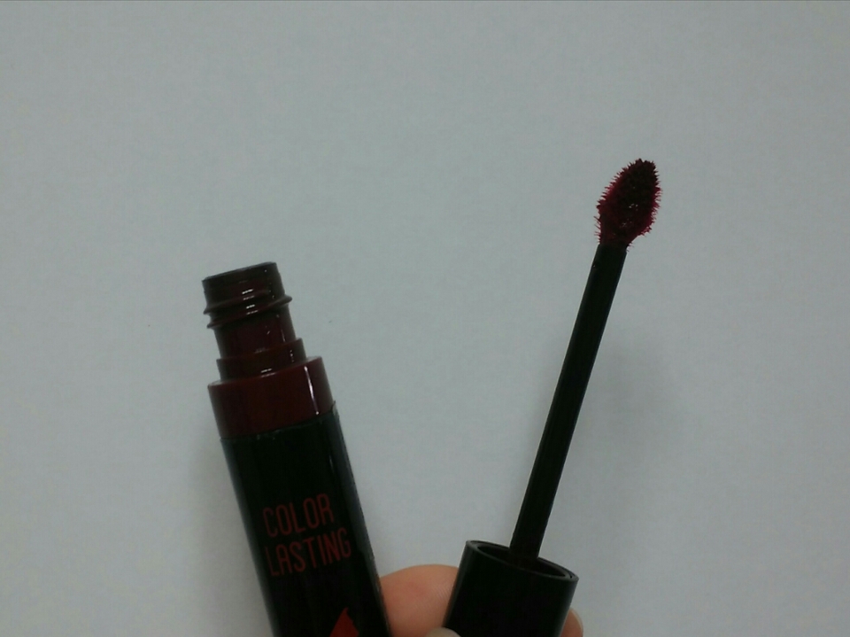 15호 고담레드는  품절대란도 있을 정도로 유명했었죠! 
더레드를 봄여름쪽에 바른다면
고담레드를 가을겨울쪽에 바르면 딱이에요!
색상이 안쪽을 중심으로 그라데이션하면 먼가 검붉은색을 머금은듯한 느낌이👍
근데 너무진하면 무서워지니 조심하세요ㅎㅎ