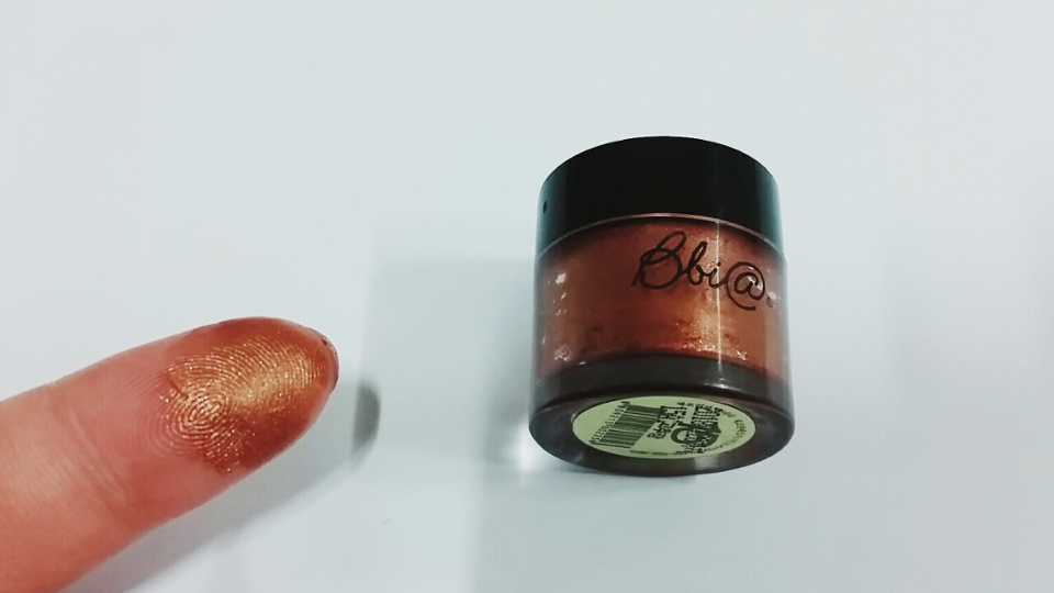 이색상은 사실 좀 섞여있어서 본품이라기엔 좀 그런감이있지만 색조합이 무지 예뻐서 진짜 추천해드릴려고ㅠ가지고왓어요! 제가 얼마전에 에뛰드 시빼떼가 깨져서  복구하다가 삐아 고추장 통에 같이넣어버리자 하고 두개를 바세린넣고 섞었는데 진짜 데일리 가을 펄 섀도우가 되었지뭐예요?!?! 진짜이뻐요 펄도 자글자글해서 진짜이쁩니다여러분!!!