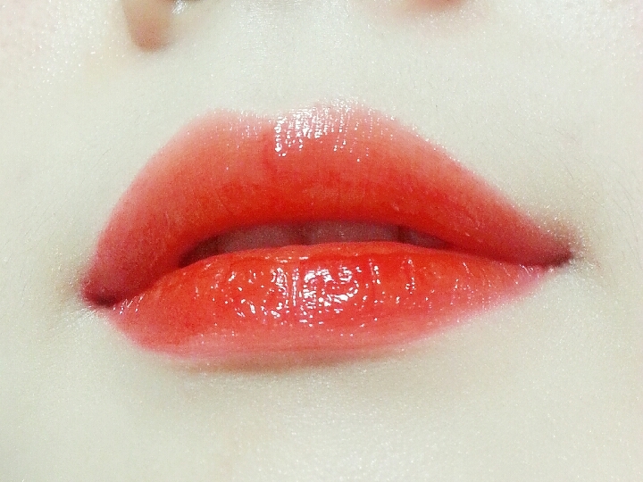 오렌지레드컬러의 틴트를 입술전체에 가볍게 발라준 뒤 그 위에 핑크빛이 들어간 립라카를 얇게 덮어 마무리해주세요.

에뛰드하우스 디어달링틴트 3호 '오렌지레드'
더페이스샵 잉크립퀴드 '애플레드'