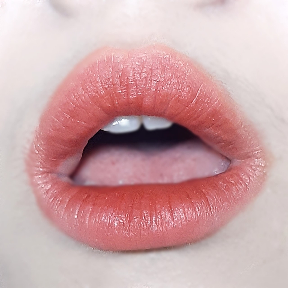자 이렇게 포인트 립을 바를 준비는 다 되어쑵니따...🔥😤 근데 이것두 꽤 나쁘지 않아서 여기서 멈출까도 잠시 고민 했었어욬ㅋㅋㅋㅋㅋㅋ