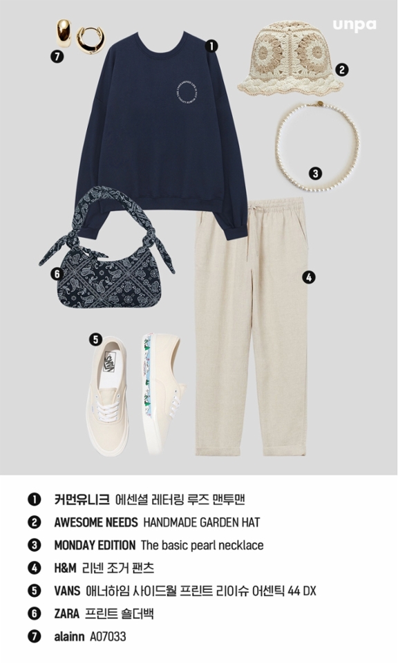 적당한 두께의
맨투맨으로 캐주얼하게!
여기에 밝고 가벼운 하의를 매치하면
경쾌하고 스타일리시한
느낌을 줄 수 있어 -

요즘 옷 잘 입는
셀럽 패션에서 자주 등장하는
진주 목걸이를 매치해
좀 더 유니크한
연출을 해보는 건 어떨까?