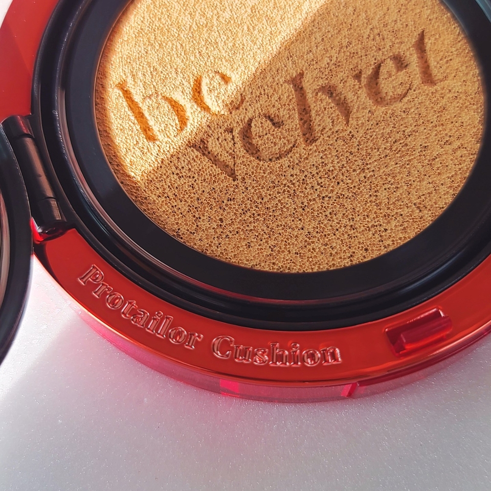 강렬한 레드 케이스 안쪽에 박힌 음각 디테일까지 매력적♥️

​

비벨벳 쿠션은 매트 타입이지만, 안쪽은 결케어&보습 레이어, 바깥쪽은 사파이어 커버 파우더&더블 픽서 레이어로 되어 있는 겉뽀속촉 타입이라 속건조 없이 편안한 세미매트라고 생각해 주시면 될 거 같아요:)

​

추가로, 비벨벳 쿠션은 파라벤 FREE, 알레르기 유발 향료 FREE, 7가지 알레르기 유발 성분 FREE로 피부가 더 편안할 수 있도록 성분까지 신경쓴 제품!