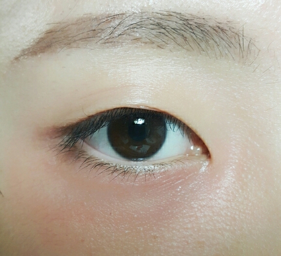 썬크림 쫌 바르고 블러셔를 눈 주변에 터치터치♡
완전 붉게 덮었는데 사진은 영 별로네요...