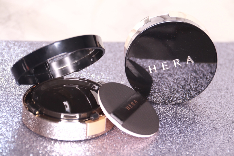 


헤라 퍼프와 그 안쪽에는 쿠션베이스가
담겨잇는데요
퍼프는 유분기를 가져가면서 내용물을 피부로 밀착력있게 도와줘요