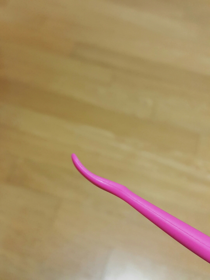 스파츌라 끝쪽은 이정도 휘어있답니다. 일짜로된 플라스틱 스파츌라가 대부분인데, 이 다이소 스파츌라는 정말 이름같이 주걱같네요 ㅋㅋ 근데 밥주걱도 그렇게 많이 휘어있지는 않은데. 흠. 제 입장에서는 이 다이소 스파츌라 많이 휘어져있는것 같아요.