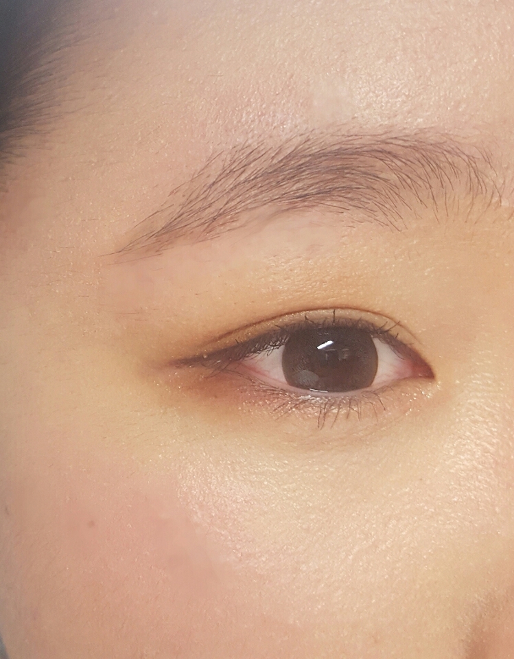 마스카라를 발라줍니다.