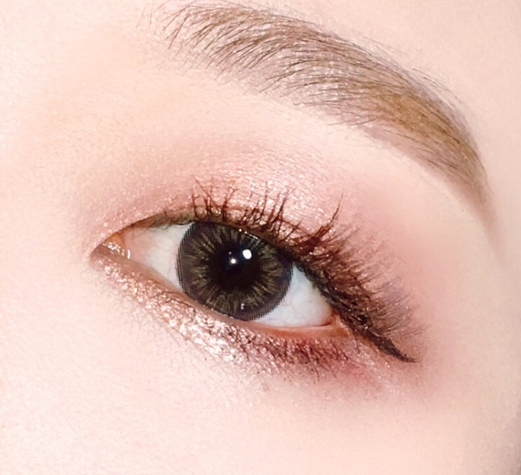 요건 제제벨 + 로즈골드레트로 조합이에요~

두 컬러가 많이 비슷하긴 하지만, 로골레가 좀 더 골드톤에 화이트펄이라 시크하게 발색되더라구요!
제제벨은 따숩고 어느정도 채도있는 코랄빛으로 발색됐어요 (갈웜 기준)

제제벨 하나로는 역시 또 만족을 못해서 ㅋㅋㅋ
글리터를 한번 더 얹어줬어요 ~~!!