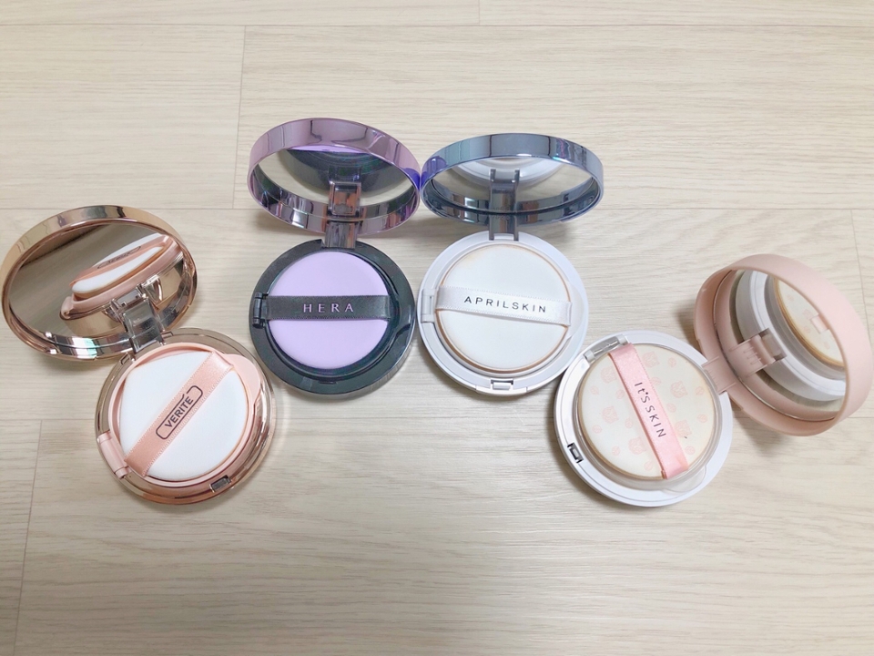 추가로 집에 있던 다른 쿠션과도 비교해봤어요‼️

왼쪽부터 순서대로 

✔️베리떼 21호
✔️헤라 21호
✔️에이프릴스킨 퍼펙트 매직 커버 프루프 쿠션 21호
✔️잇츠스킨 타이거 시카 블레미쉬 커버 쿠션 1호 에요

퍼프는 헤라가 확실히 작았어요! 그래서 더 꼼꼼히 구석구석 바를 수 있었던 것 같습니당👍🏻👍🏻