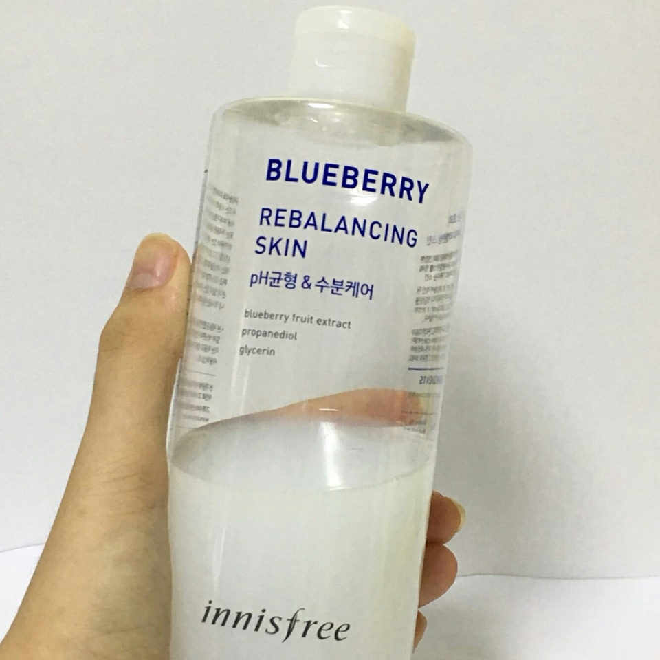 ::이니스프리 블루베리 리밸런싱 스킨::
ph5.5의 약산성 스킨이에요 알콜토너 ~..등등 이런스킨들은 피부를 힘들게만들어요 피부겉과 비슷한 약산성 스킨을 사용해주시는게 좋아요 그리고 블루베리 라인은 라벤더오일이 들어있어서 민감성은 테스트해보셔야돼요 색상은 포카리색이에요!