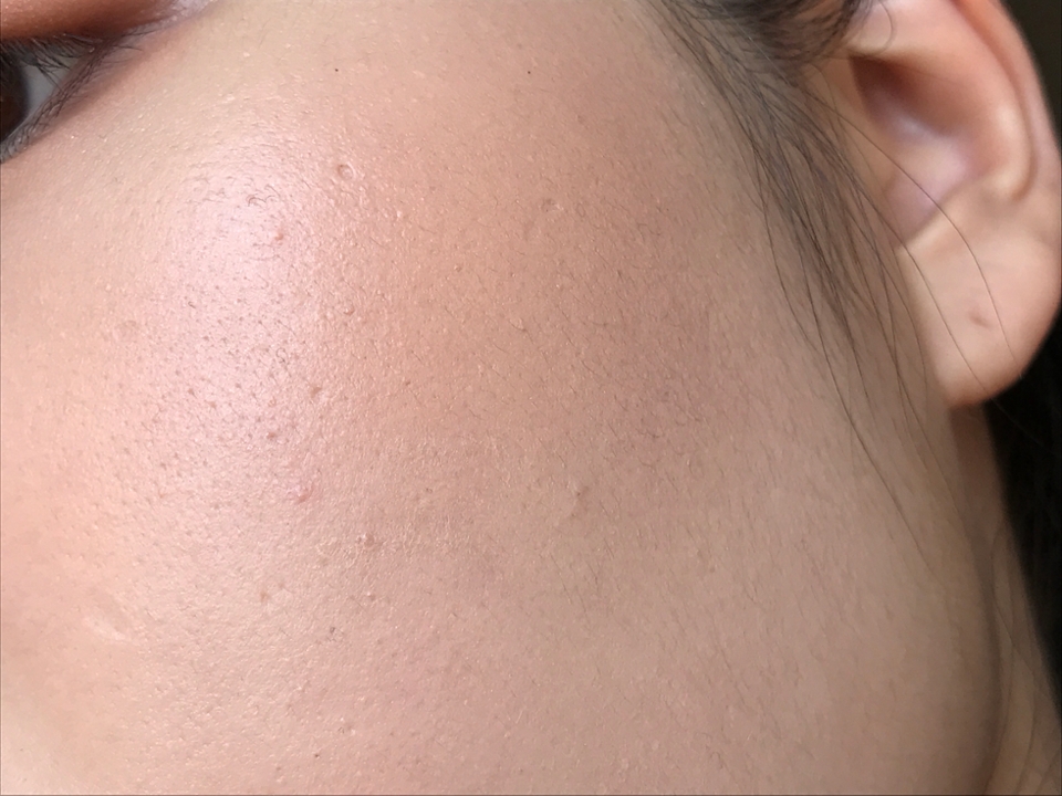 제 스타일대로 조금 더 진하게 발색해봤어요

여러번 발색해도 컬러가 수채화처럼 맑게 올라와서 역시 치크팝이구나 싶더라구요

붉은기가 도는 살구빛인데 흰끼가 많지 않아서 피부와 자연스럽게 어울려보였어요!
