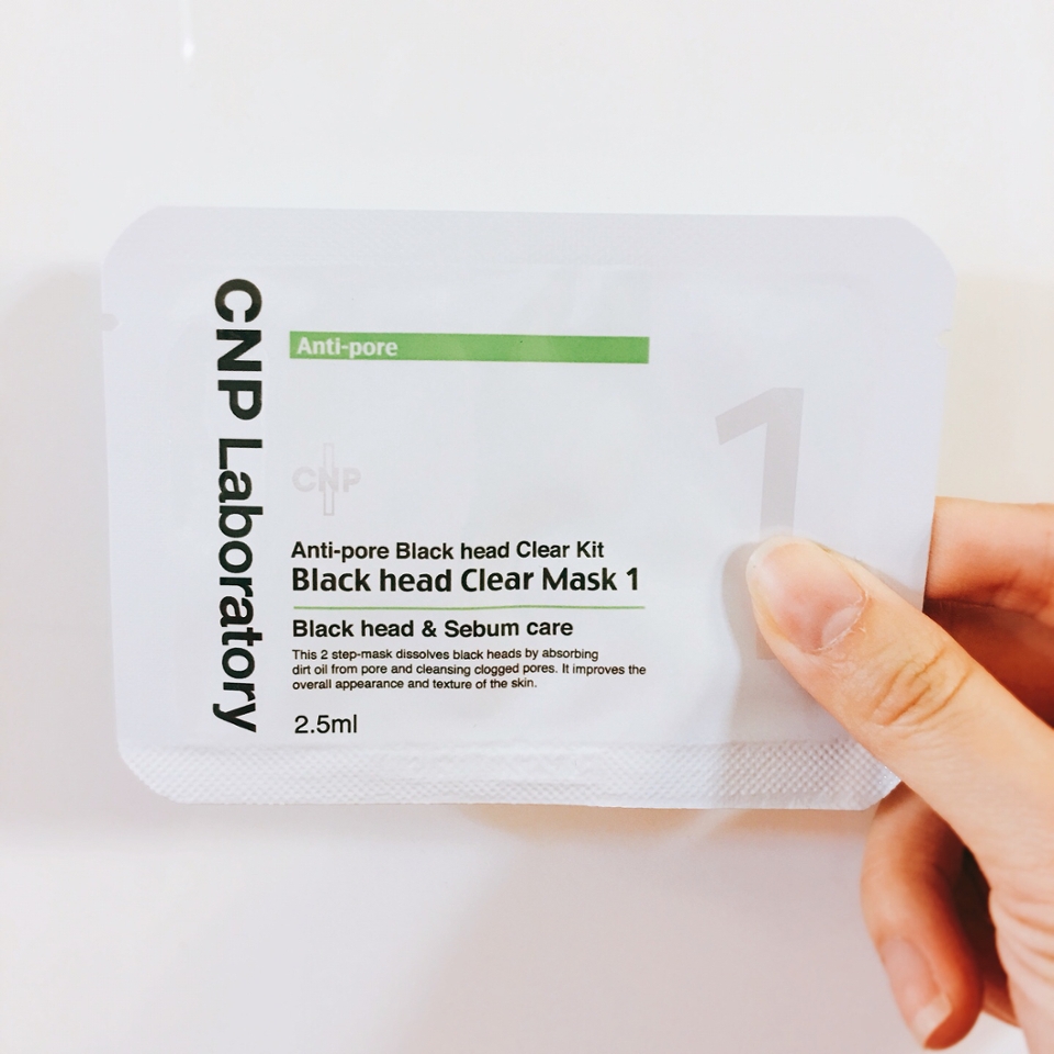 하얀 것이 제 1제!
블랙헤드와 볼에 박힌 피지를 불려서 피부 위로
올려주는 역할을 하는 아이에요!