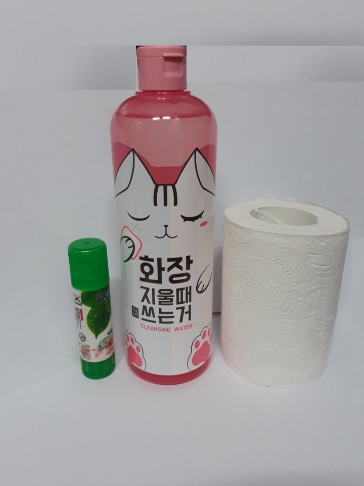 크기 비교컷이에요

풀/두루마리 휴지

500ml라는 대용량 크기입니다🙄
