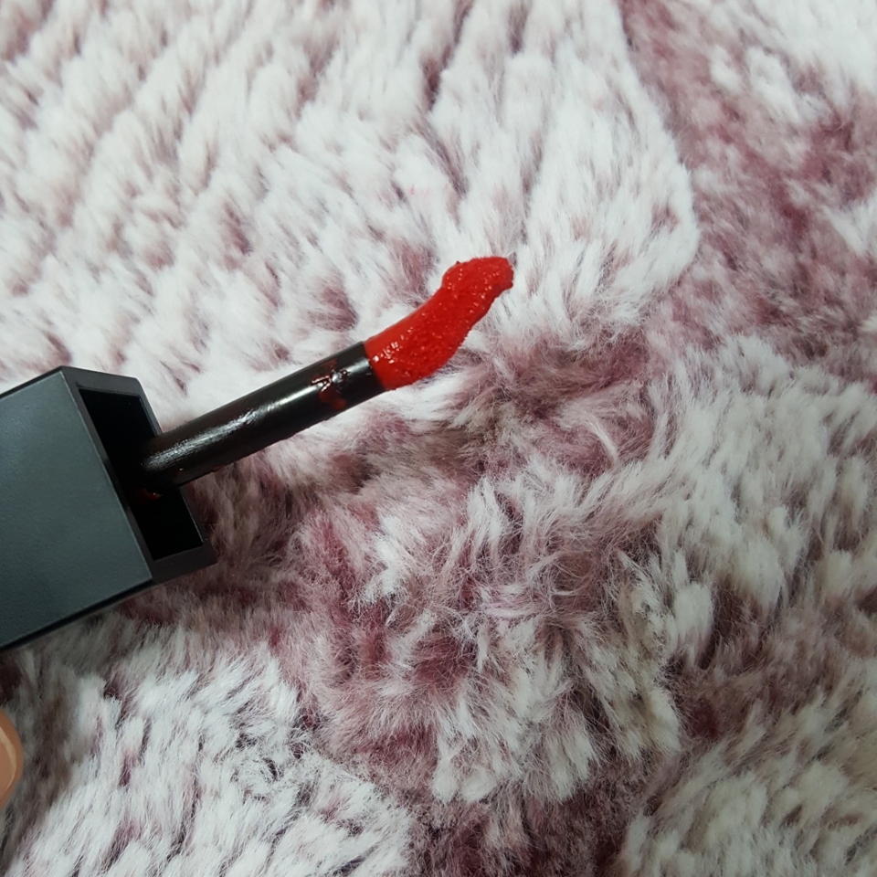 팁은 휘어있어서 입술안쪽 바르기도 쉽고 입술자체에 
편하게 쓱 바를수 있어서 좋네욤♡
