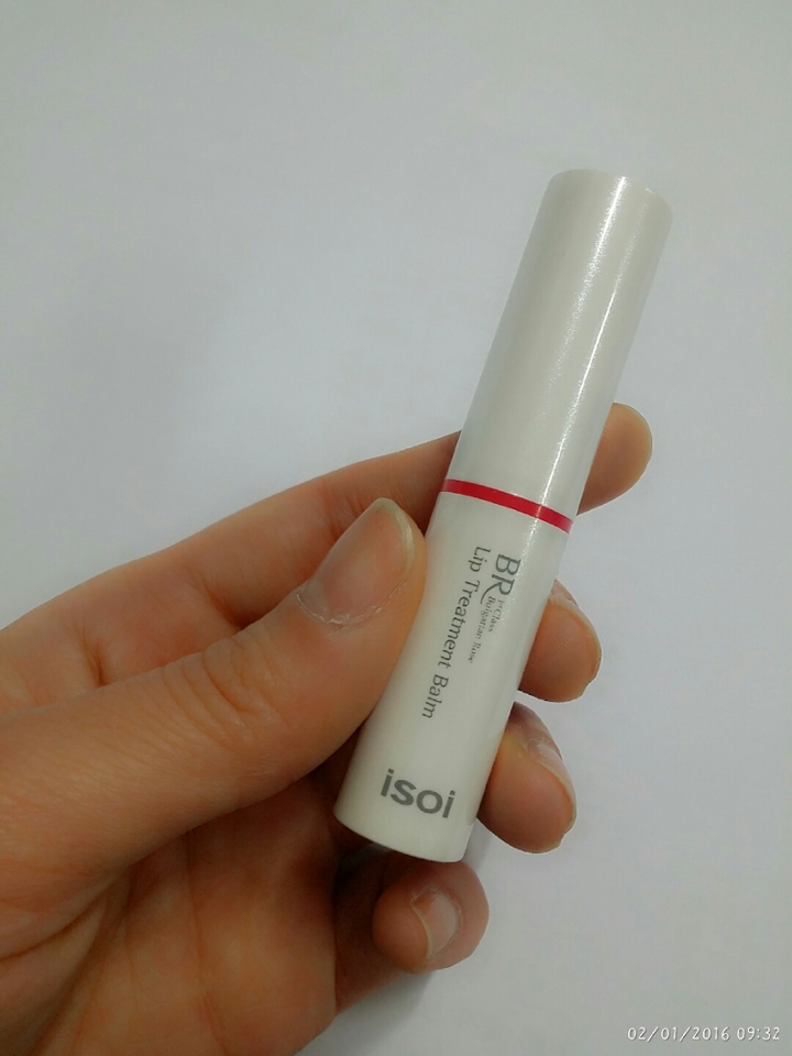 외형은 일반 립스틱과 비슷하게 생겼네요~
하얀케이스가 깔끔해요😛