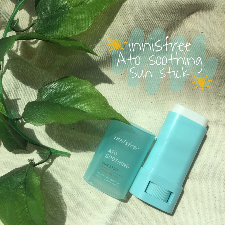 외관은 이렇게 생겼어요!!
한 손에 딱 들어오는 작은 사이즈여서 들고다니기도 편하더라구요!
케이스가 딱 여름에 맞는 시원한 색이에요( ๑˃̶ ꇴ ˂̶)♪⁺
선스틱 자체는 하얀색이랍니다:)
선스틱은 돌려서 쓰는 유형이에요!! (*ૂ❛ᴗ❛*ૂ)
많이 꺼내어서 쓰면 부러질 줄 알았는데,
쉽게 부러지지는 않더라고요! 큰 충격을 주지 않으면 부러지지
않을것 같으니까 안심하고 쓰셔도 될 듯 합니다☺️