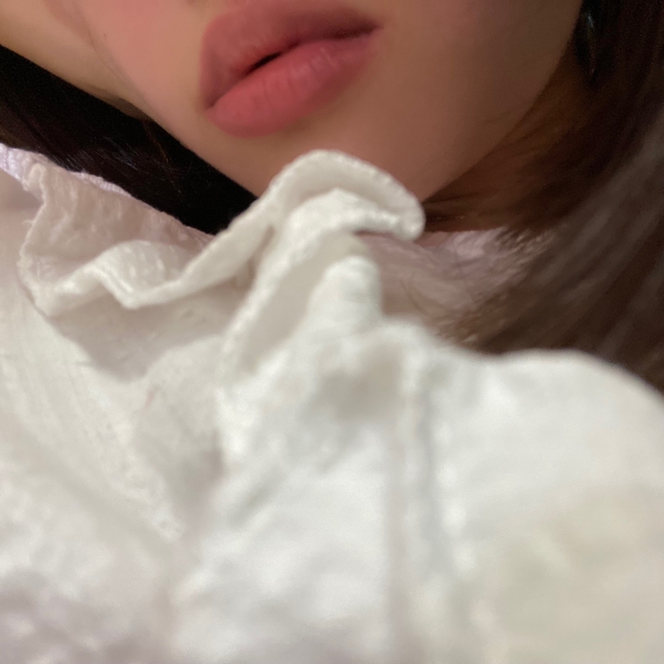 진짜 이건 베이스립으로 바르기 딱 좋은거 같아요💓 누드핑크라 저한테는 그리 어울리지않지만  ⸝⸝ʚ̴̶̷̆ ̯ʚ̴̶̷̆⸝⸝ 그래도 너무 예뻐요ㅎㅎ 처음으로 입술사진 올렸는데 예쁘지 않아서 조금 슬프네요😓… 