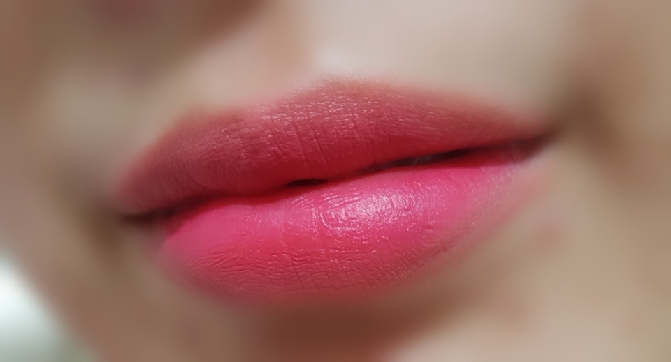 이렇게 탄생된 첫번째 조합
💋속촉촉 겉보송!💋
두가지 제품을 섞어서 발라본 모습! 쿠션틴트를 바탕으로 전체적으로 깔아주고 그위에 루비우를 그라데이션으로 넣어봤어요~우선 쿠션틴트 제품같은 경우 속이 촉촉한데 겉이 보송한 틴트예요!매트한 루비우 립 바르기전 요 제품을 먼저 깔아주시면 속이촉촉하지만 겉이 보송한 립을 만드실수 있어요!!
참고로 오늘 졸업사진 찍었는데 요 립조합으로 찍었다규요😆😆😆
❌아!이조합은 지속력이 굉장히 좋아요!!!❌