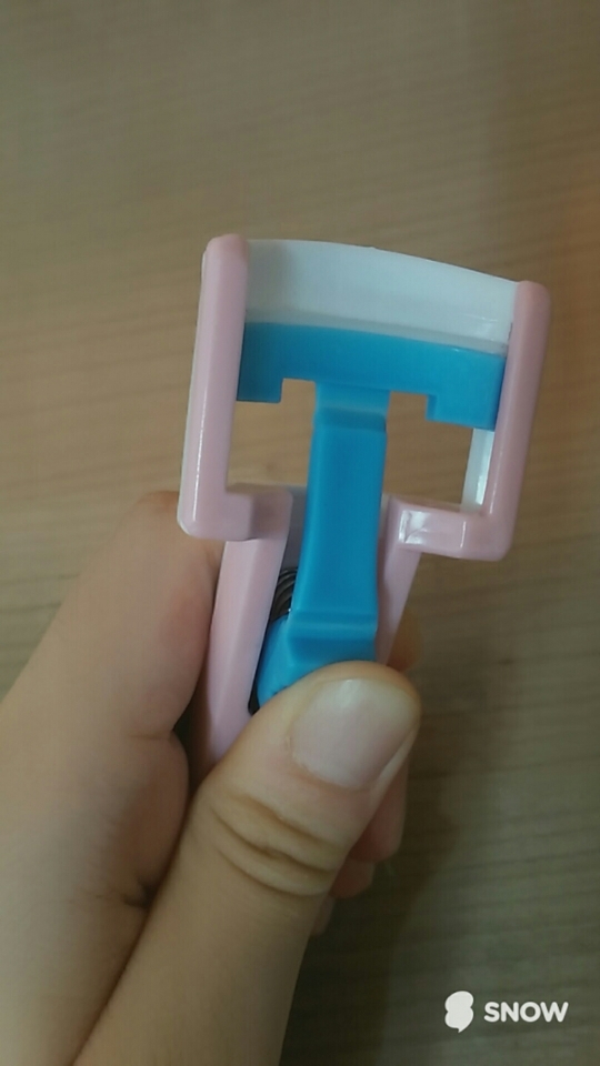 쭉쭉 잘눌려지는데 스프링이 강해서그런가 누를때 힘이 좀 들어가요!